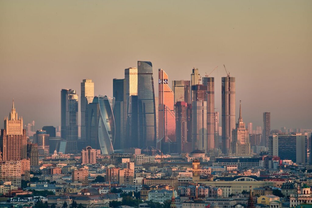 Купол нового корпуса НГУ и башни Москва-Сити как городская вертикаль