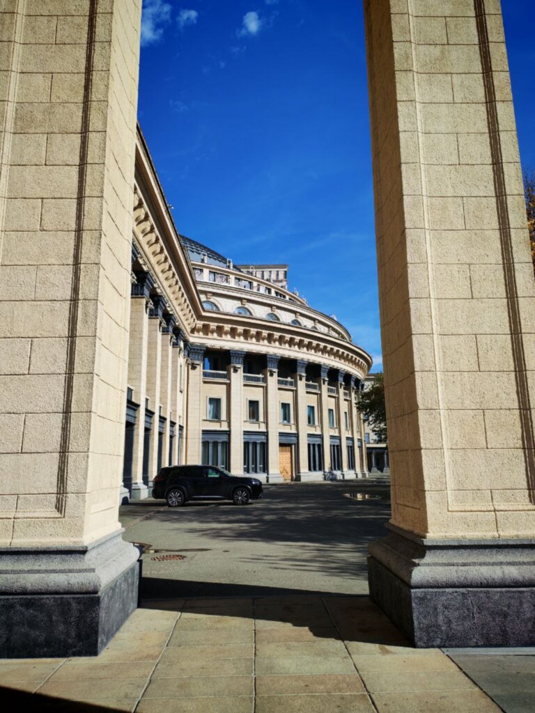 Купол НОВАТа и фасад сталинского ампира Большого театра Сибири