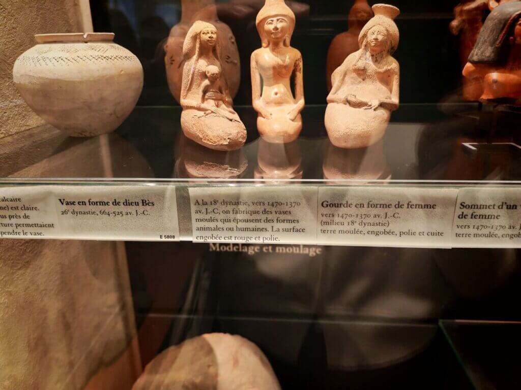 Небольшие египетские женские фигурки с ребенком в Лувре