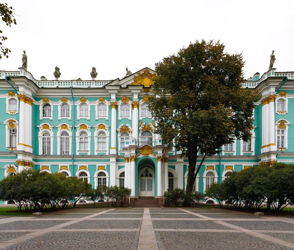 Зимний дворец в Санкт-Петербурге, памятник елизаветинского барокко